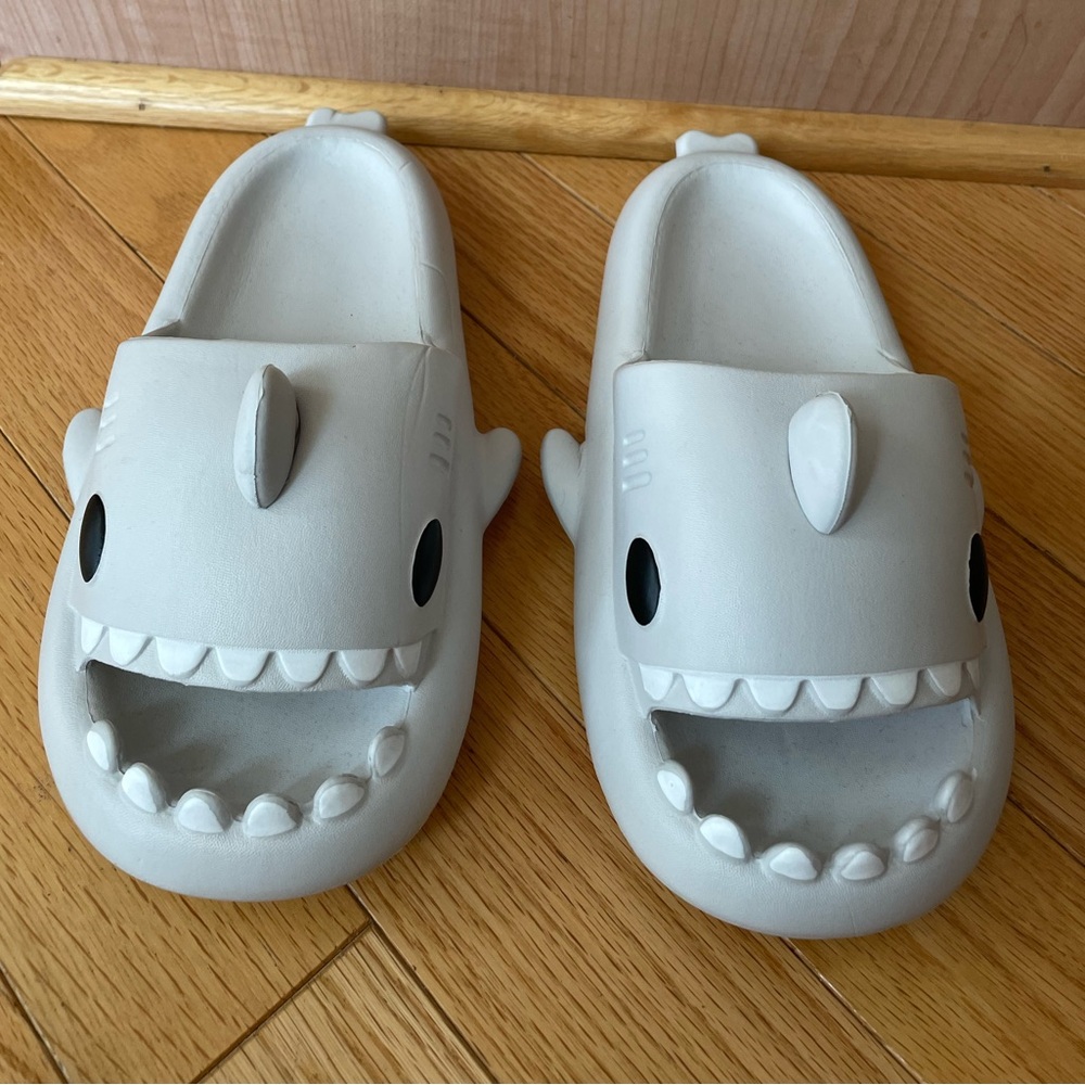Shark Teeth Men's 7.5 Women's 10 Slides Flip Flops Size 40-41 Gray Beach EUC